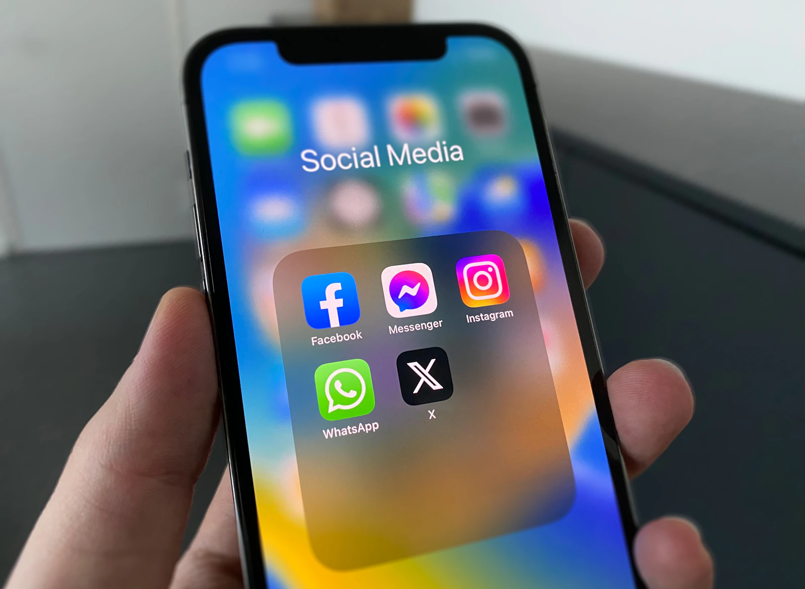 Smartphone affichant des applications sociales pour gestion des réseaux sociaux à Montauban